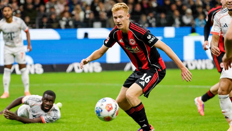 Eintracht Frankfurt muss vorerst auf Hugo Larsson verzichten.