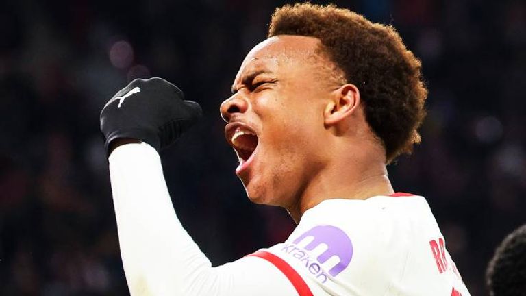 Assan Ouedraogo erzielt gegen Bremen ein schönes Tor aus der Distanz. 