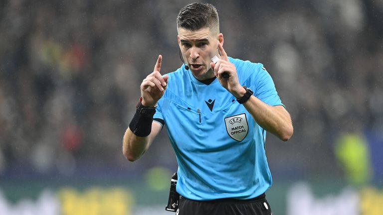 Francois Letexier leitet das Quali-Spiel zwischen Deutschland und der Slowakei.