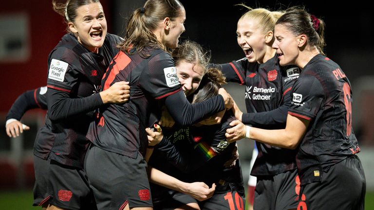 Bayer Leverkusen jubelt gegen den HSV spät. 