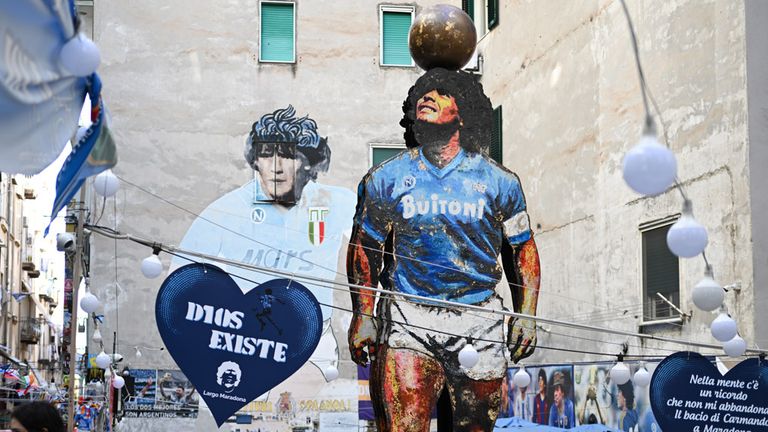 Ein Anziehungspunkt für Fußballfans ist der "Largo Maradona" im Quartieri Spagnoli mit dem berühmten Wandbild von Diego Maradona.