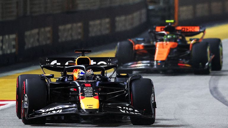Max Verstappen im Red Bull (li.) schließt dank seines Sieges beim Las-Vegas-GP in der Weltrangliste an die beiden McLarens an.