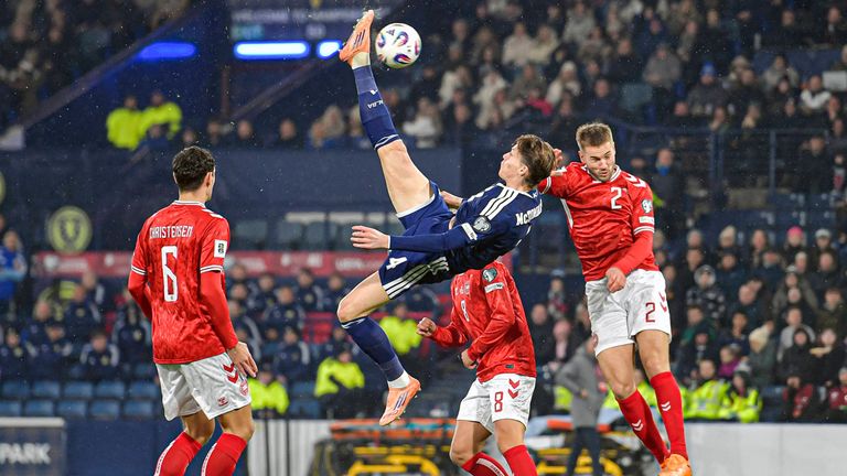 Scott McTominay trifft gegen Dänemark per Fallrückzieher.