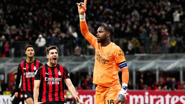 Mike Maignan rettet der AC Milan mit seiner Elfer-Parade spät drei Punkte. 