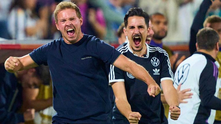 Julian Nagelsmann (l) und sein Co-Trainer Benjamin Hübner bejubeln ein Tor der deutschen Nationalmannschaft in der WM-Qualifikation.
