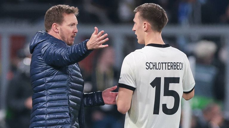 Julian Nagelsmann (re.) muss wohl auf Nico Schlotterbeck verzichten.