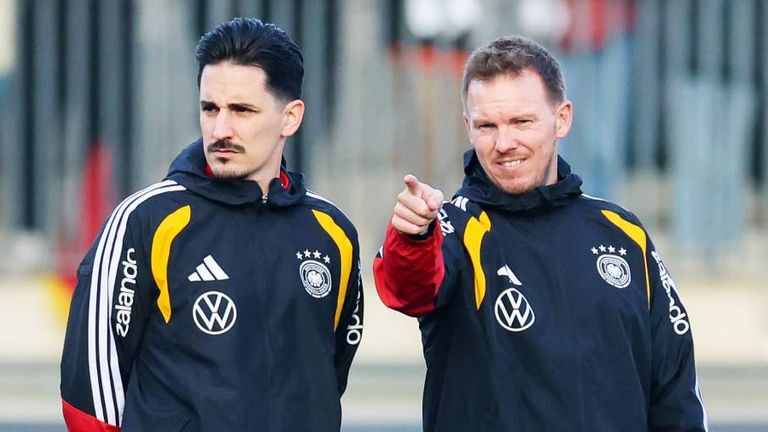 Bundestrainer Julian Nagelsmann und Co-Trainer Benjamin Hübner haben Jonatahn Tah als Ersatz-Kapitän auserkoren. 