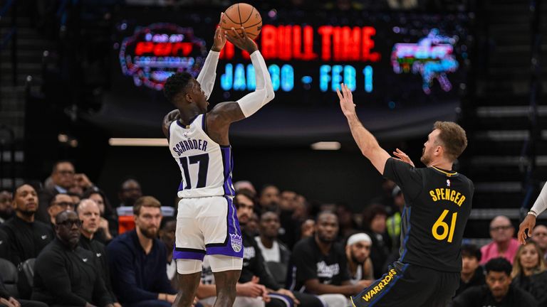 Sacramento Kings Guard Dennis Schroder (17) in der Wurfbewegung gegen Golden State Warriors Guard Pat Spencer (61)