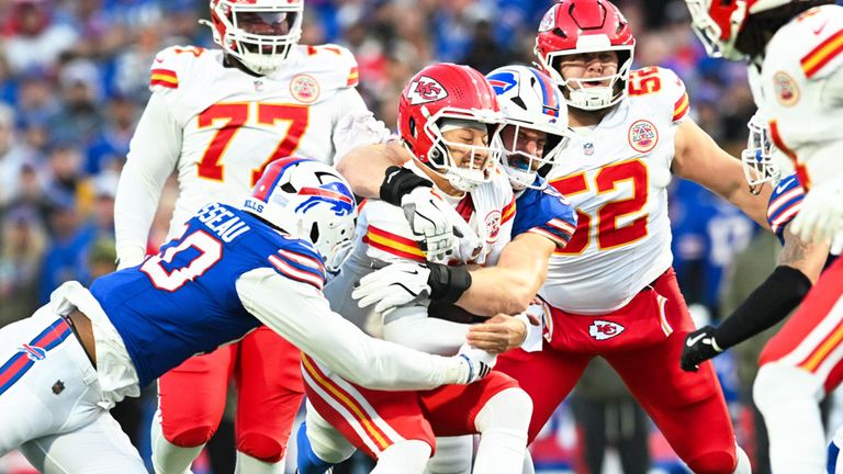 Chiefs-Superstar Patrick Mahomes (m.) erwischte bei der Pleite in Buffalo keinen guten Tag.