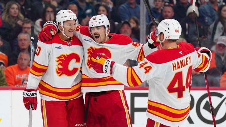 Calgary Flames Jonathan Huberdeau (links) feiert sein Tor mit Teamkollegen Mackenzie Weegar (52) und Joel Hanley (44).