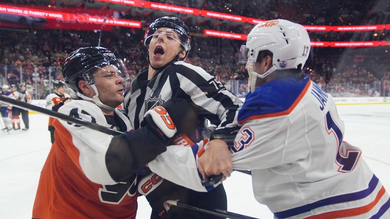 Philadelphia Flyers Noah Juulsen (links) und Edmonton Oilers Mattias Janmark (rechts) wollen mehr als nur nette Worte austauschen.