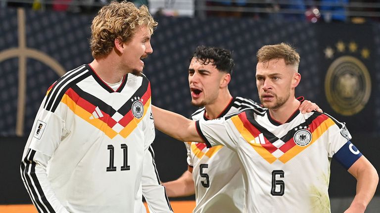 Laut Nick Woltemade (l.) motiviert Joshua Kimmich seinen Teamkollegen auch während der regulären Saison stetig in Form von Textnachrichten.