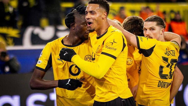 Felix Nmecha (2.v.l.) und Marcel Sabitzer (r.) bejubeln einen BVB-Treffer gegen Villarreal.
