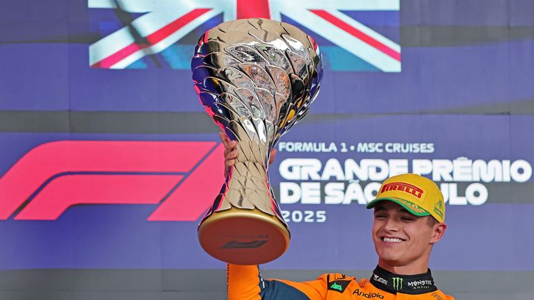 Lando Norris feiert seinen Sieg beim großen Preis von Sao Paulo. Für ihn und die Formel 1 lautet der nächste Stopp ab dem 20.11. Las Vegas. 