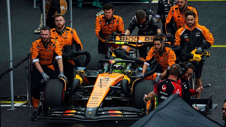 Der WM-Führende Lando Norris (im Auto) mit der Crew an seinem McLaren-Boliden.