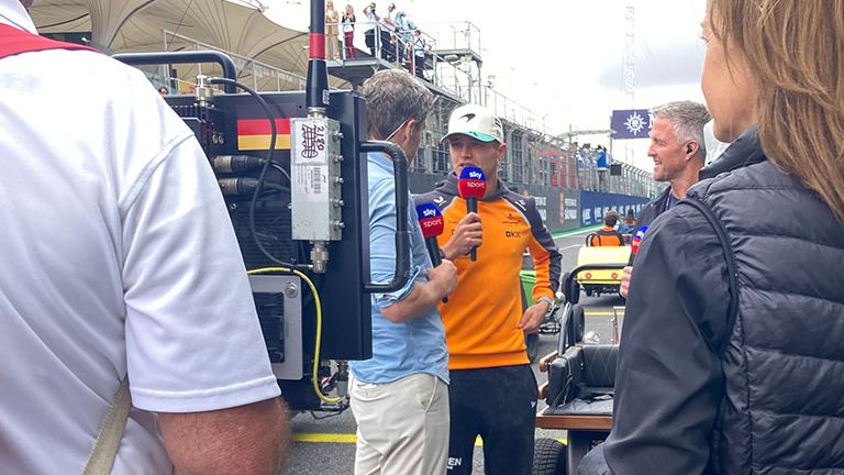 McLaren-Pilot Lando Norris (M) im Sky Sport Interview mit Moderator Peter Hardenacke (l.) und F1-Experte Ralf Schumacher.