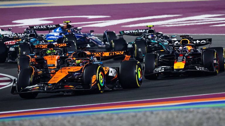 Lando Norris, Oscar Piastri und Max Verstappen (v.l.n.r.) kämpfen in Abu Dhabi um den WM-Titel.