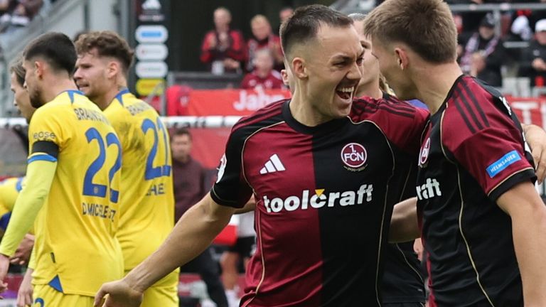Der 1. FC Nürnberg bejubelt die Führung gegen Eintracht Braunschweig. 