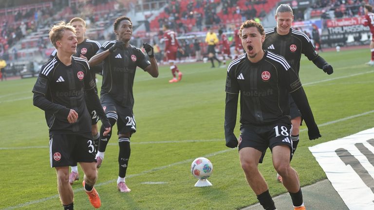 Rafael Lubach jubelt nach seinem Treffer.