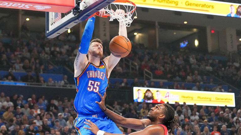 Isaiah Hartenstein (l.) punktet per Dank im Spiel gegen New Orleans.