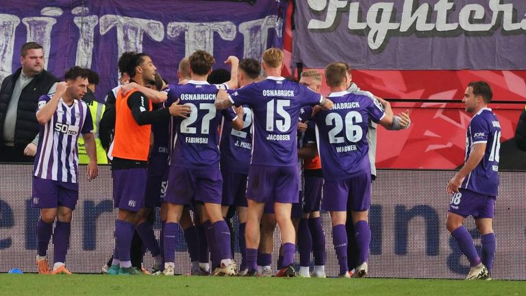 Der VfL Osnabrück bejubelt im Spitzenspiel gegen Cottbus drei Punkte. 