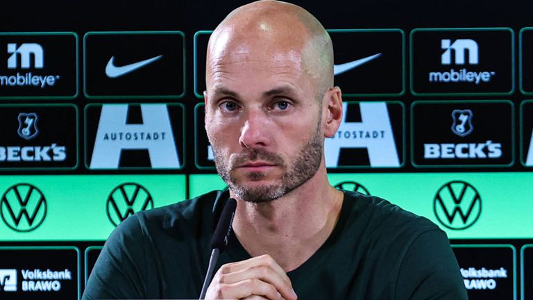 Der VfL Wolfsburg stärkt seinem Trainier Paul Simonis den Rücken.