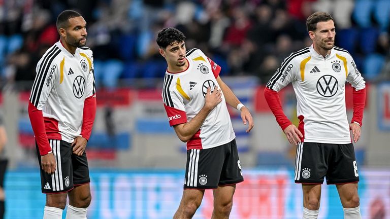 Jonathan Tah (l.) und Leon Goretzka (r.) droht eine Sperre.