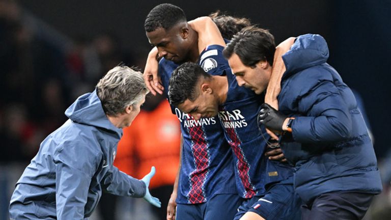 Achraf Hakimi (2.v.r.) verlässt weinend den Platz.