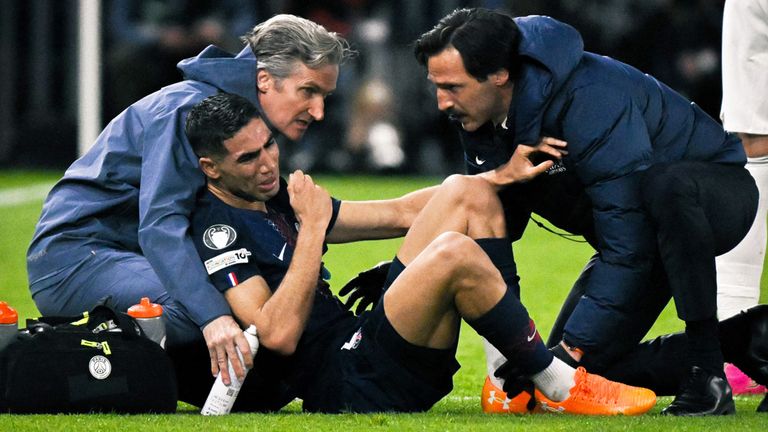 PSG-Star Achraf Hakimi (am Boden) hat sich gegen den FC Bayern am Knöchel verletzt und fehlt wochenlang aus.