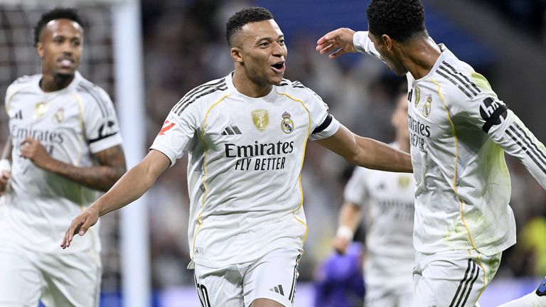 Kylian Mbappe (l.) erzielt beim klaren Sieg von Real Madrid gegen den FC Valencia einen Doppelpack.