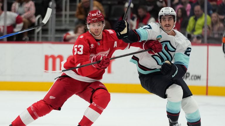 Moritz Seider(l.) siegt mit Detroit gegen Seattle. 