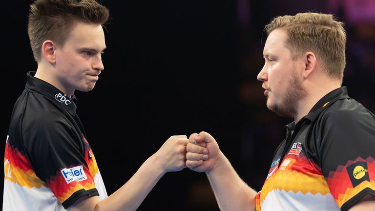 Ricardo Pitrezcko (li.) und Martin Schindler (re.) sind zwei von acht Deutschen, die sich für die Darts-WM qualifiziert haben.