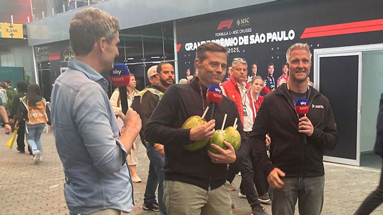 Sky Sport Kommentator Sascha Roos hält drei Kokosnüsse in den Händen.