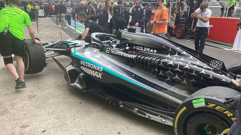 Der Mercedes-Bolide von George Russell wird in die Garage geschoben.