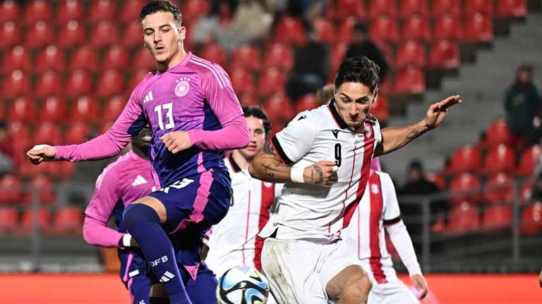 Said El Mala (l) bereitete beim 2:0 gegen Georgien ein Tor vor.