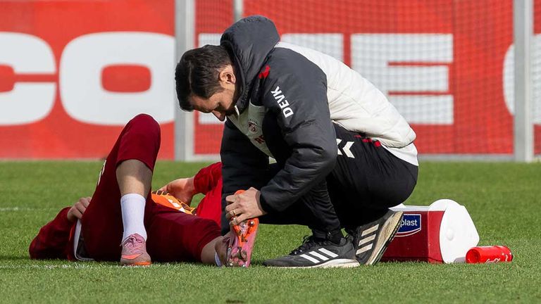 Said El Mala liegt während der Trainingseinheit am Mittwoch auf dem Rasen.