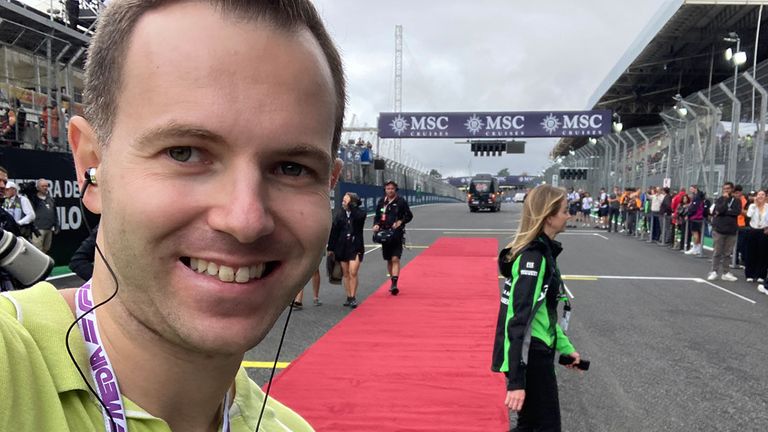 Sky Sport Redakteur Peer Kuni auf der F1-Rennstrecke von Interlagos.