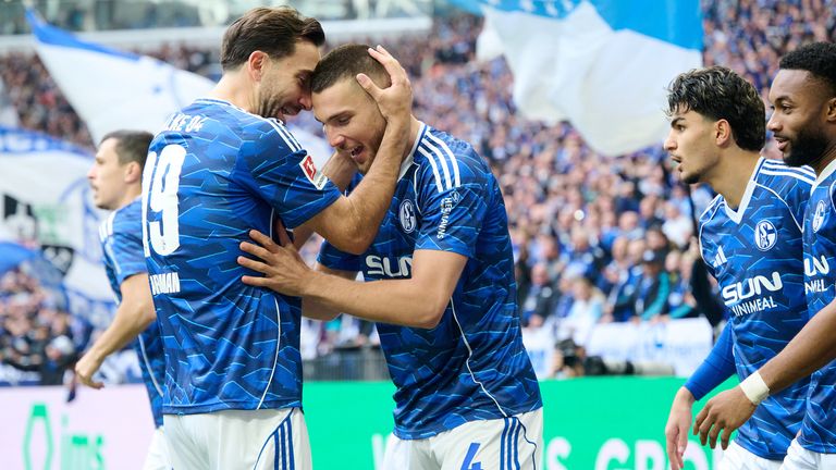 Hasan Kurucay (m.) bejubelt seinen Treffer.