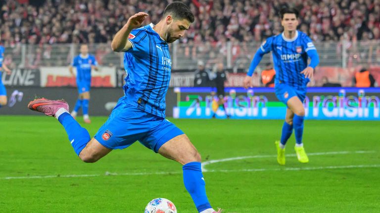 Stefan Schimmer rettet Heidenheim spät vor einer Niederlage.