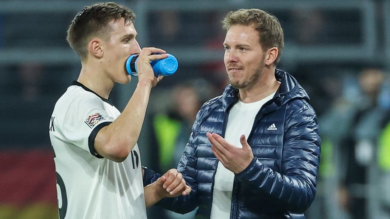 Julian Nagelsmann (re.) bangt weiter um den angeschlagenen Nico Schlotterbeck.
