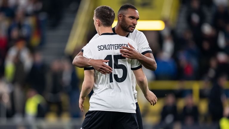 Holt sich Nico Schlotterbeck (Trikotnummer 15) Rat von Jonathan Tah?