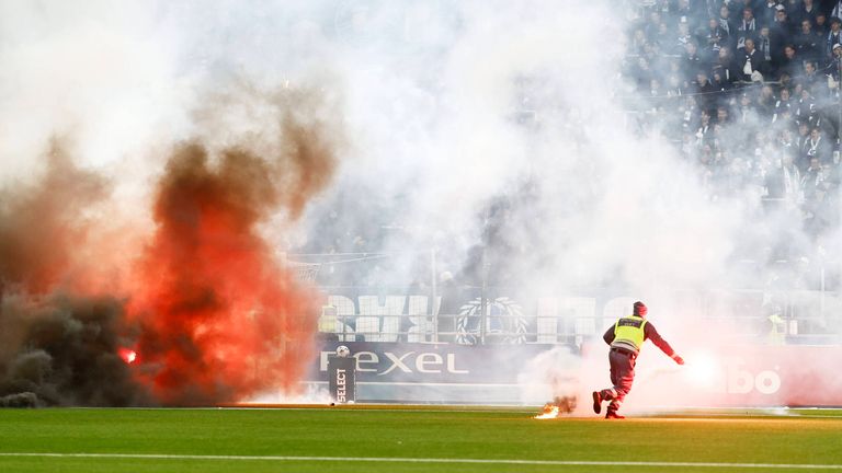 In Schweden sorgten Fans beim Spiel um den Aufstieg in die erste Liga für einen handfesten Skandal. 