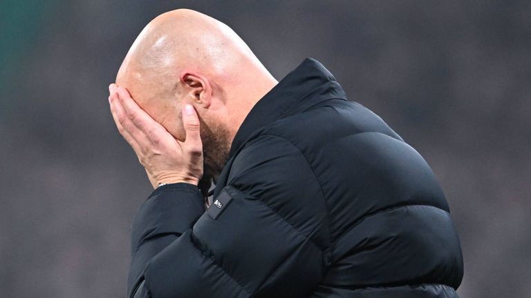 Paul Simonis muss nach der Niederlage in Bremen um seinen Job als Trainer des VfL Wolfsburg bangen. 