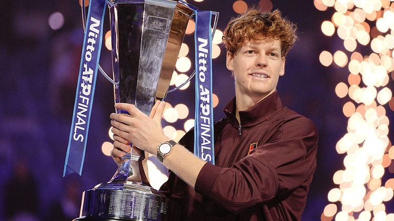 Jannik Sinner hält die Trophäe der ATP Finals in den Händen.