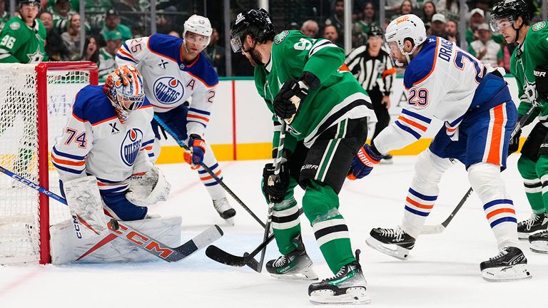 Oilers-Goalie Stuart Skinner (l.) hat gegen Tyler Seguin von den Dallas Stars alle Hände voll zu tun.