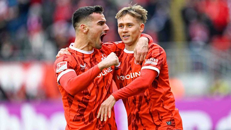 Dreifach-Torschütze Naatan Skyttä (r.) jubelt mit Ivan Prtajin.