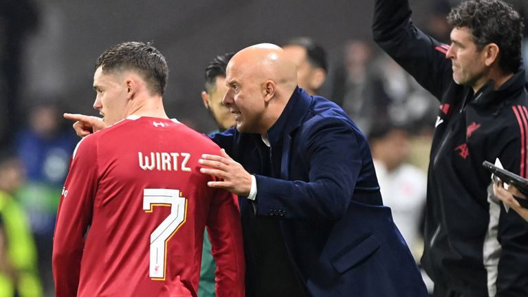 Liverpool-Trainer Arne Slot (r.) gibt Florian Wirtz Anweisungen.