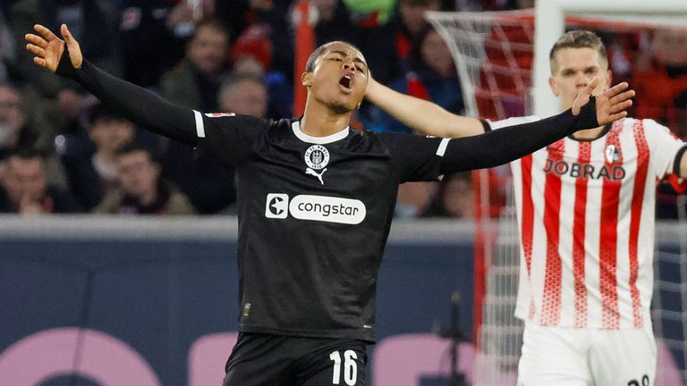 Freiburg verschärft St. Paulis Krise in der Bundesliga.