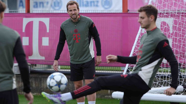 Harry Kane und Josip Stanisic (r.) sind im Abschlusstraining des FC Bayern vor dem CL-Duell gegen PSG dabei.