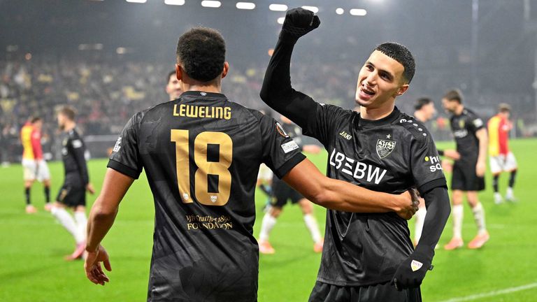Die Torschützen Jamie Leweling und Bilal El Khannouss jubeln in Deventer.